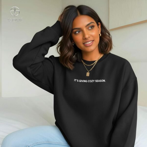 Black cozy sweatshirt with modern fit and soft fabric for casual wear